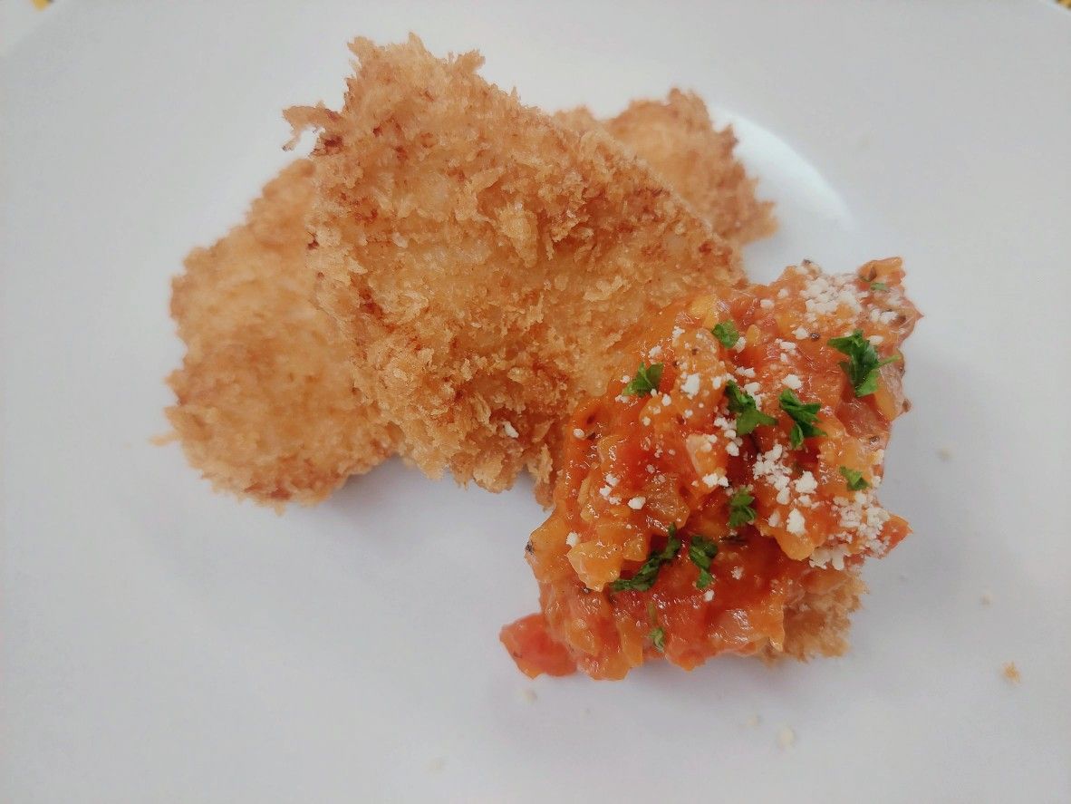 米粉でジューシーに！鶏胸肉のトマトソースかけ