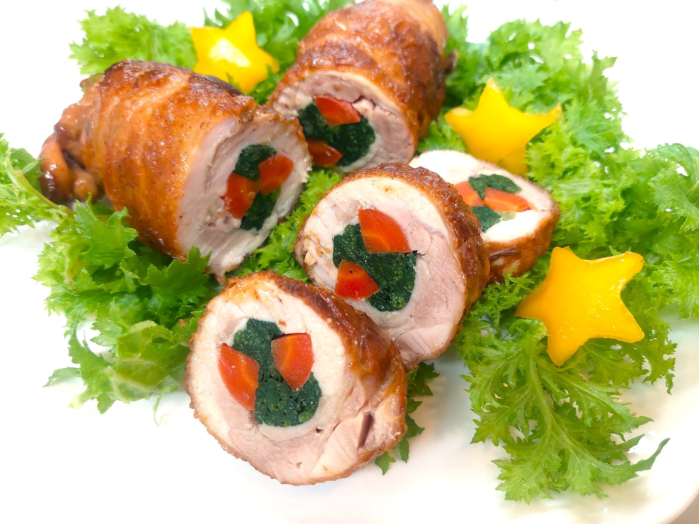 クリスマスカラーのロールチキン